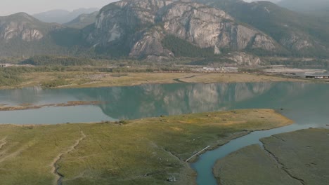 Drone-Pan-En-El-Estuario-De-Squamish,-Bc,-Canadá-4k