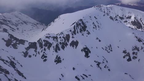 Gefrorener-Berggipfel-In-Der-Wildnis-Und-Felsiger-Grat-Des-Parang-Gebirges-Im-Winter