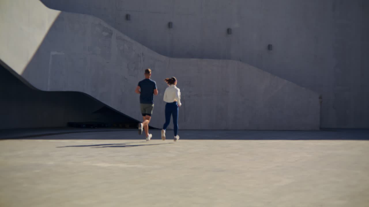 pareja corriendo al aire libre