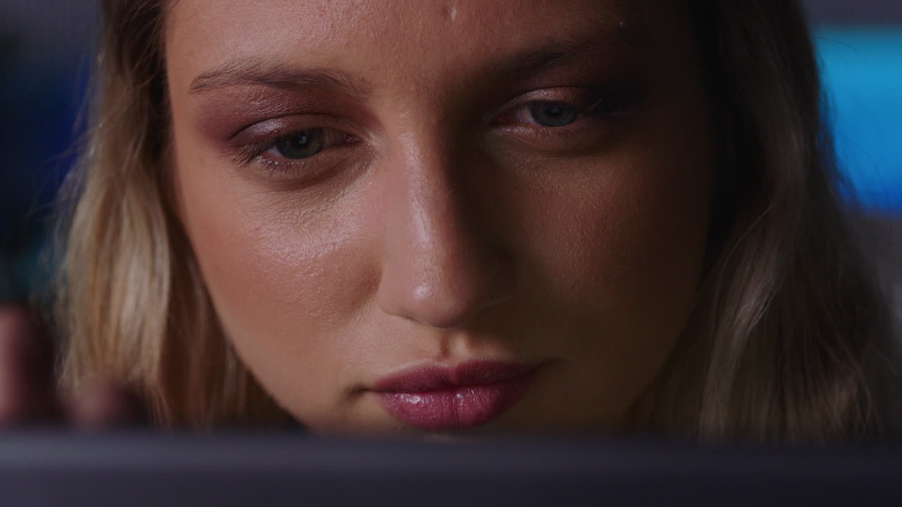 retrato de cerca de una mujer hermosa usando una tableta trabajando hasta tarde navegando por internet mirando la pantalla disfrutando de la comunicación en línea