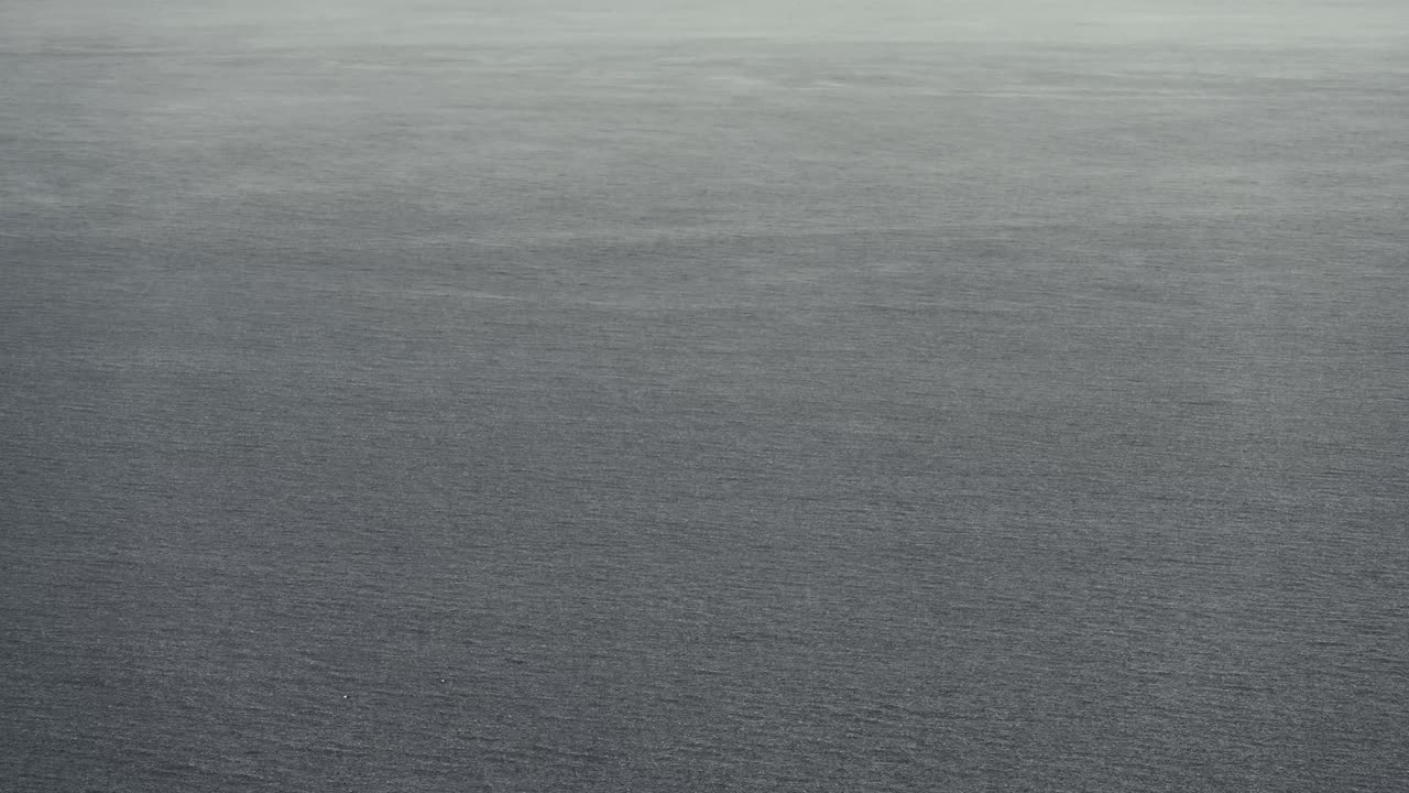 바람이 불고 비가 오는 날에 물과 비방울의 미세한 패턴