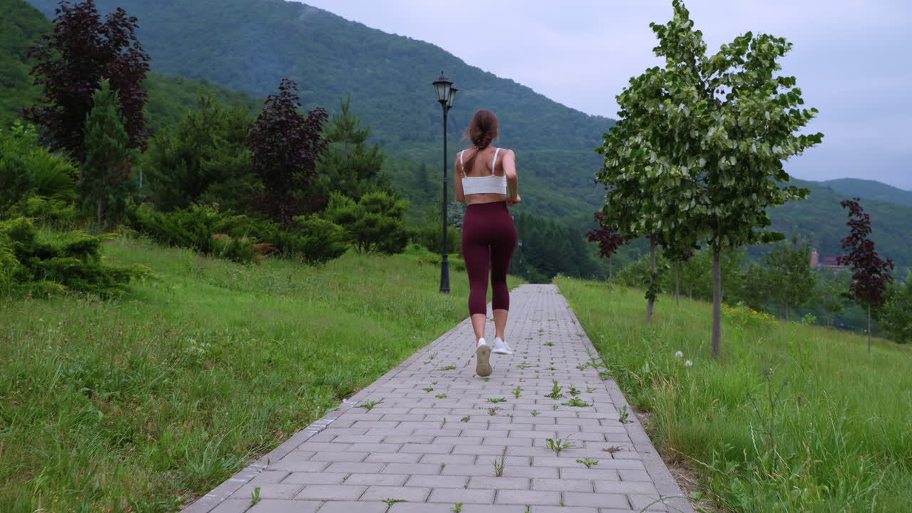 산악 공원에서 달리는 여자