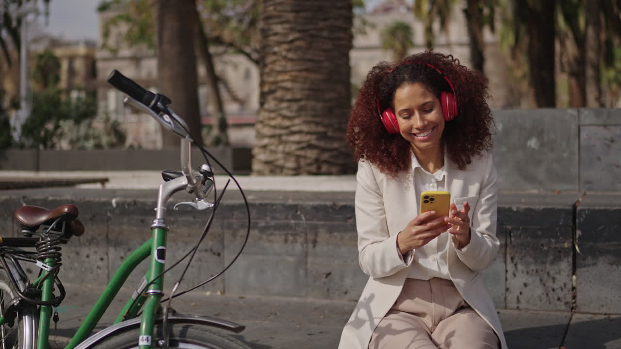 Mulher com fones de ouvido e bicicleta na cidade