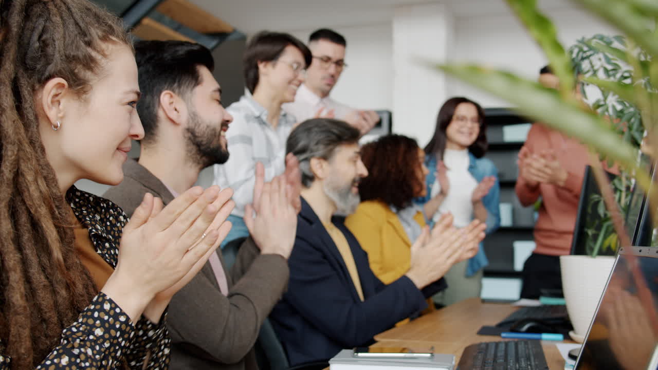 equipo celebrando el éxito en la oficina moderna