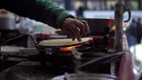 Aloo-Paratha,-Un-Plato-Popular-En-El-Norte-De-La-India-Preparado-Por-Un-Vendedor-Ambulante-Cerca-De-Shimla,-India