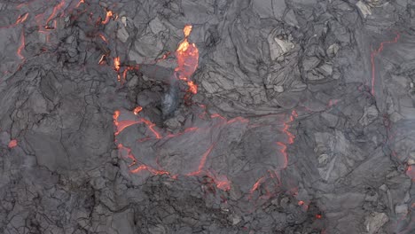 humo que se eleva desde la lava roja en la erupción volcánica en fagradalsfjall en la península de reykjanes, reykjavik islandia