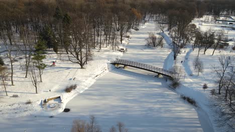 Vista-Aérea-Por-Drones-Del-Centro-De-La-Ciudad-De-Bytom-Y-Del-Parque-En-Invierno