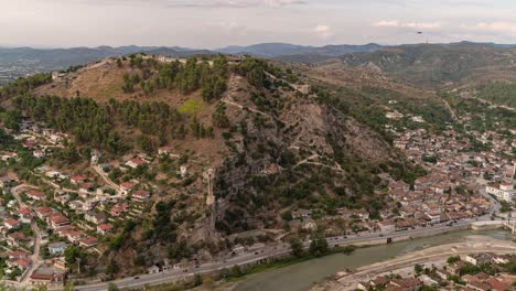 impresionantes paisajes muy por encima de la histórica ciudad de berat en albania - tiro de lapso de tiempo de inclinación
