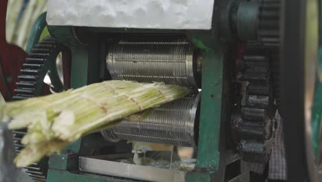 Nahaufnahme-Eines-Straßenverkäufers,-Der-Zuckerrohr-In-Bangalore,-Indien,-Zerkleinert