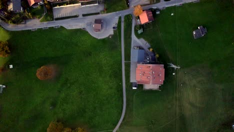 Imágenes-Aéreas-De-Drones-De-Arriba-Hacia-Abajo-Del-Hotel-Bodmi-Y-Sus-Alrededores-En-Grindelwald-En-Suiza