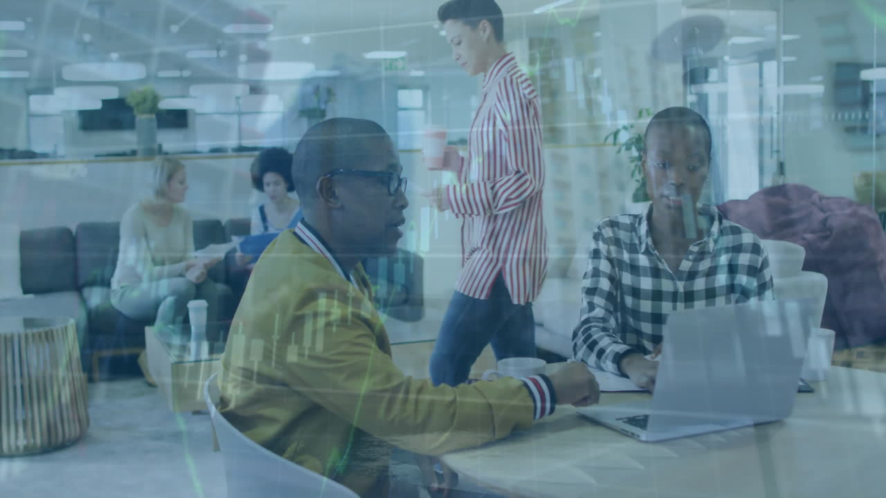 animación del procesamiento de datos financieros sobre diversas personas de negocios en la oficina