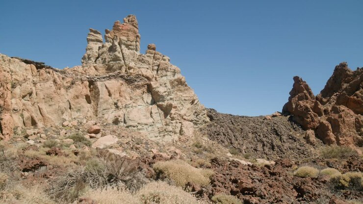 Paesaggio roccioso vulcanico aspro a Los Roques de Garcia, Parco Nazionale del Teide a Tenerife, Isole Canarie in primavera.