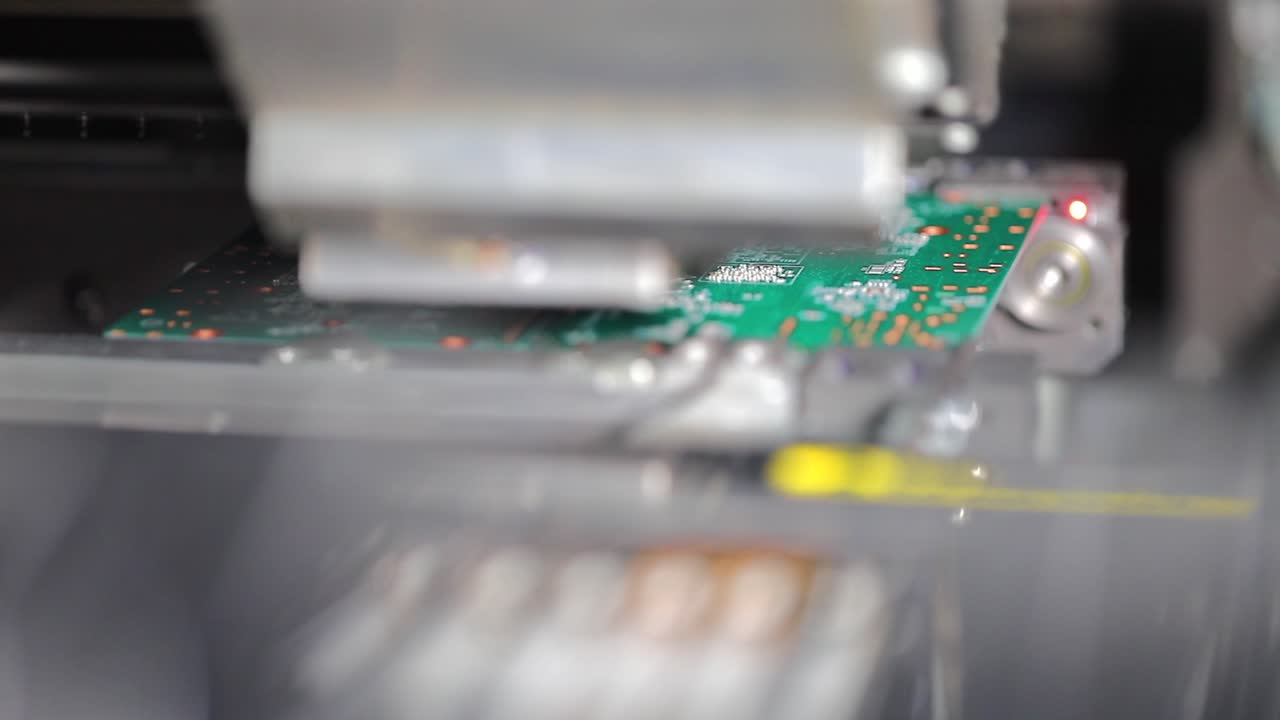 터키에서 기계에 의해 메인보드 구성 요소를 조립