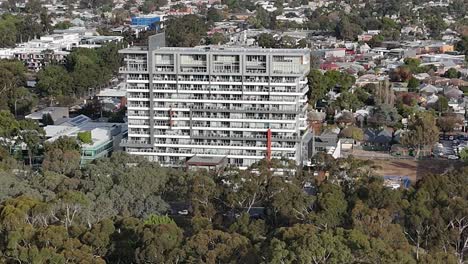 tomada de un avión no tripulado de un moderno edificio de apartamentos en la ciudad