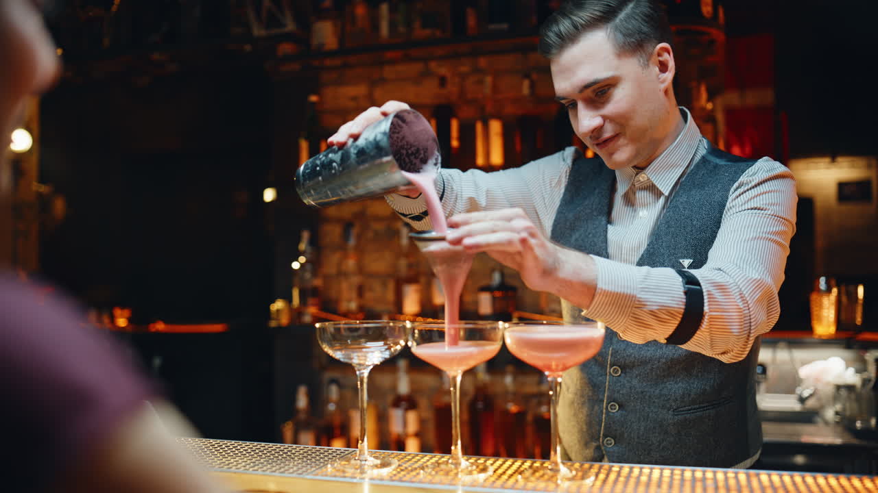 Medewerker schenkt drankjes in nachtclub, close-up. Professionele man is bezig