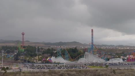 Vista-Aérea-Del-Parque-De-Atracciones-Temático-Six-Flags-Magic-Mountain-En-América