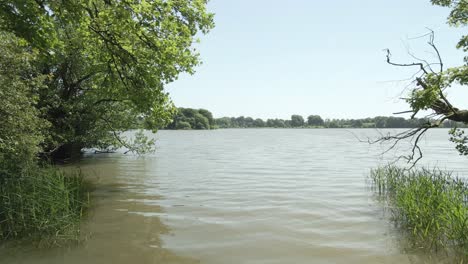 Ruhiges-Wasser-Des-Mullagh-Lough-Lake-In-Der-Nähe-Von-Virginia,-County-Cavan-In-Den-Midlands-Von-Irland