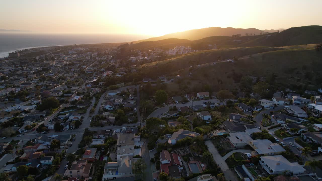 buena antena al atardecer sobre el barrio comunitario de la ladera en ventura, california