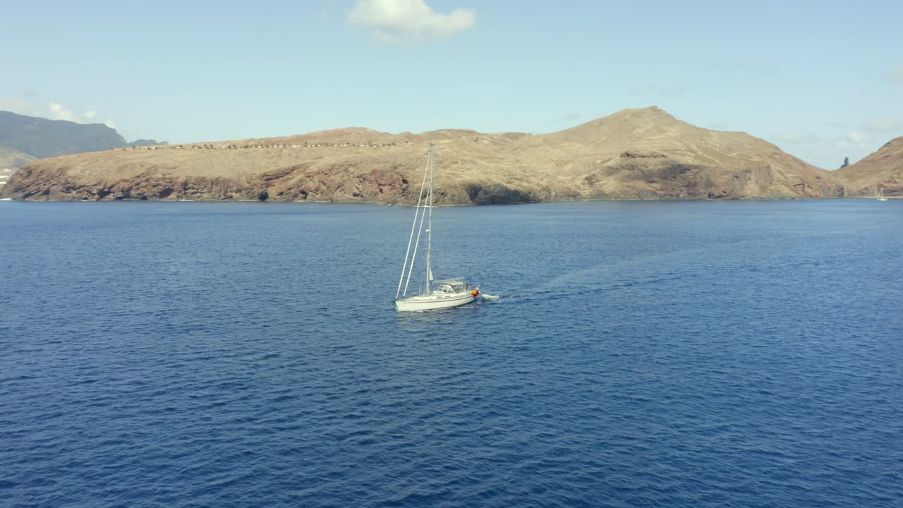 barco de lujo navegando en el océano atlántico con la isla de madeira como telón de fondo en portugal
