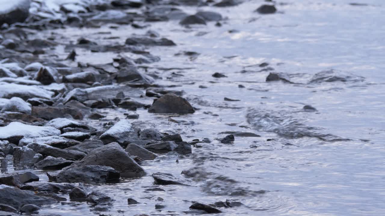 hemavan tarnaby, 라플란드, 스웨덴의 호수 바위 해안 - 낮은 각도 가까이