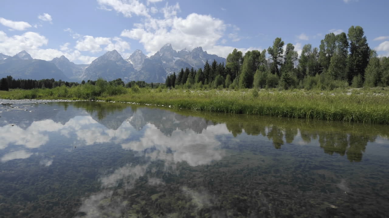 hurtig tidsforløb af skyer ved schwabacher landing i grand teton national park wyoming