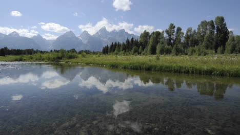 Schneller-Zeitraffer-Der-Wolken-Bei-Der-Schwabacher-Landung-Im-Grand-Teton-Nationalpark-Wyoming