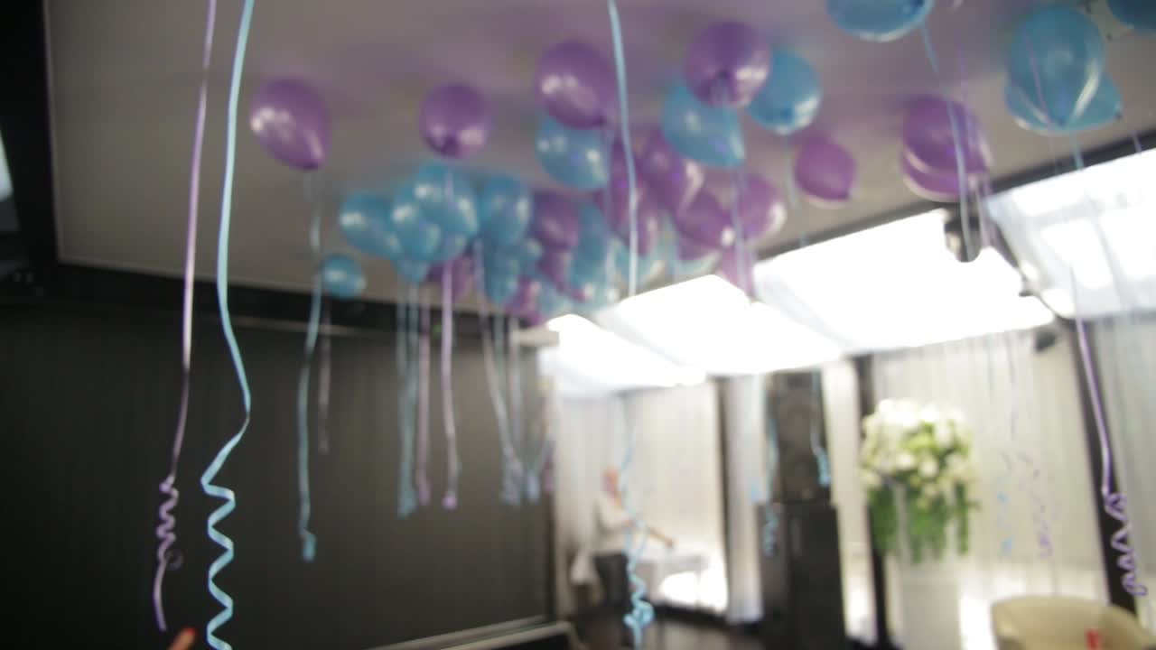 fiesta interior borrosa con globos