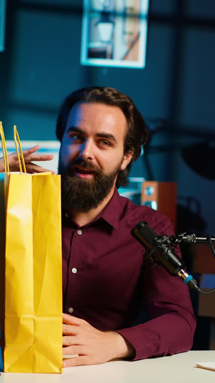Video verticale di una star dei media che fa shopping e crea un vlog