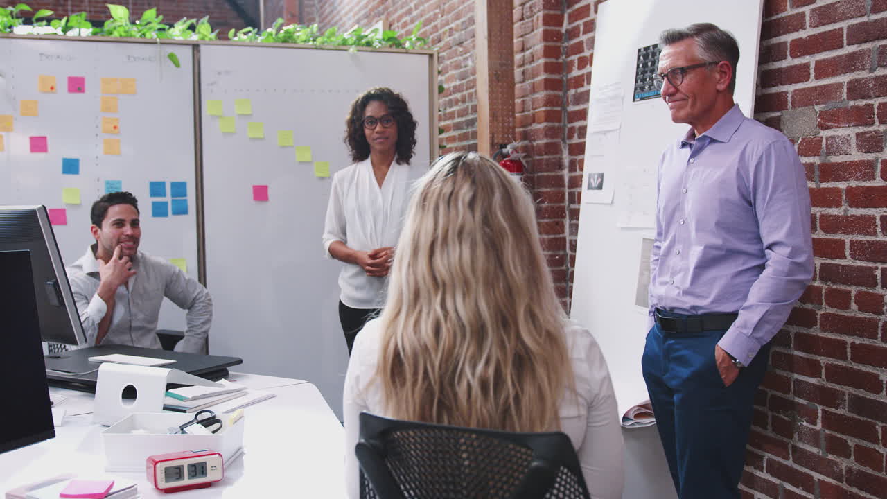 Team creativo in riunione per discutere idee in un ufficio moderno.