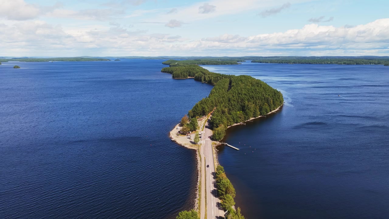 Stigende luftfoto med utsikt over Pulkkilanharju-ryggen i Päijänne nasjonalpark.