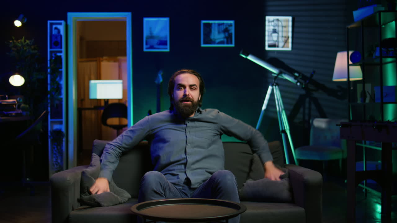 스포츠 경기를 보는 분노한 지지자, tv 스크린에 베개를 던지는