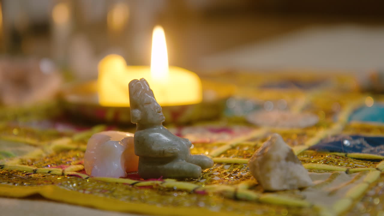 una figura embarazada descansa sobre una piedra lunar en el altar de la energía femenina