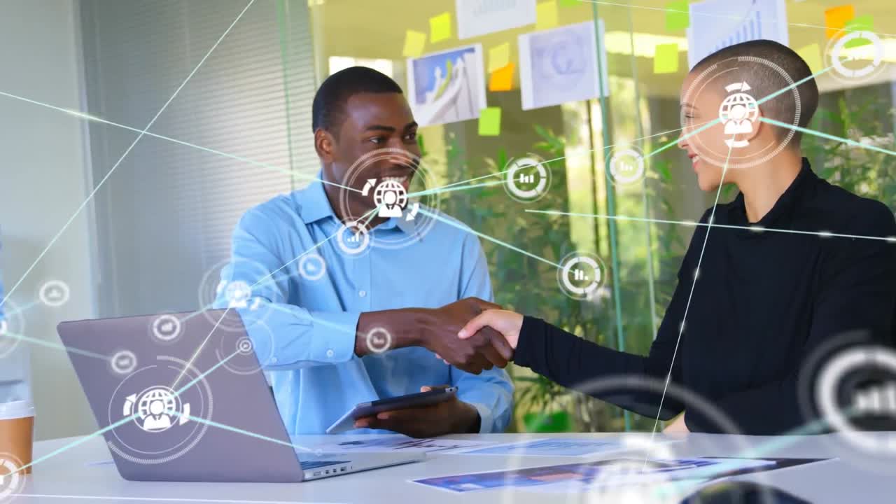 animación de la red de conexiones entre diversas personas de negocios en la oficina