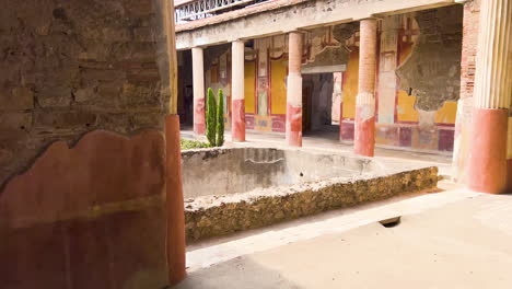 frescos coloridos en el patio interior de pompeya