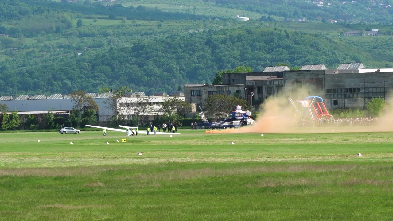 ルーマニアのヤシで開催された航空イベントで、着陸演習中に大きな砂塵を巻き上げ、近くに観客がいる軍用ヘリコプター。
