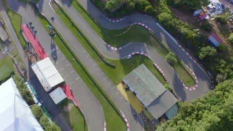 Carrera-De-Karts-En-Un-Pequeño-Circuito-Filmada-En-Modo-Cenital