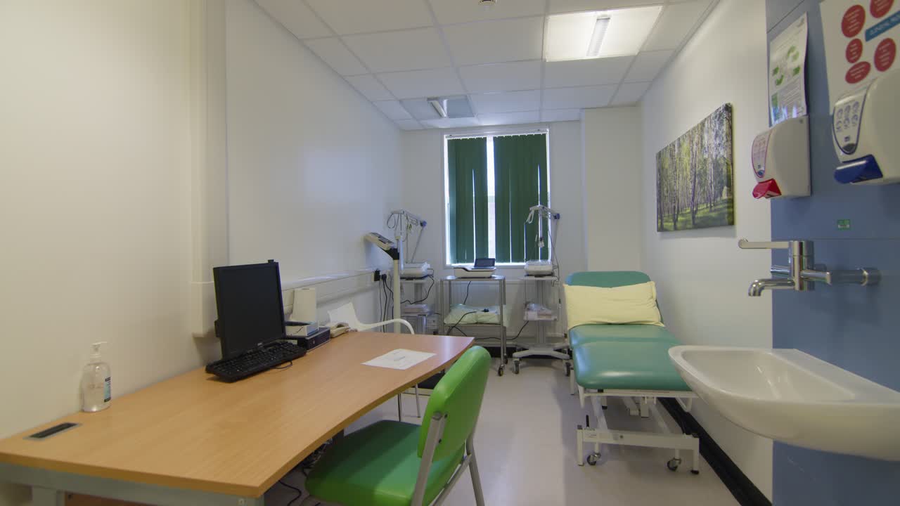 sala de consulta gp en un hospital del reino unido