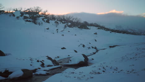 Schneebedeckte-Berge-Australien-Perisher-Fluss-Wolke-Sonnenuntergang-Zeitraffer-Von-Taylor-Brant-Film