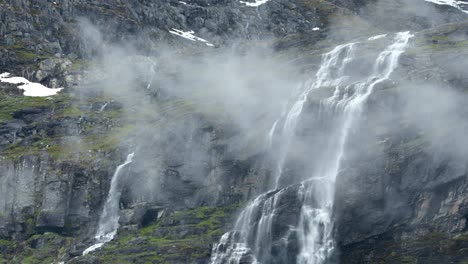 hermosa naturaleza de noruega. una cascada de montaña de un glaciar en lo alto de las montañas de noruega.