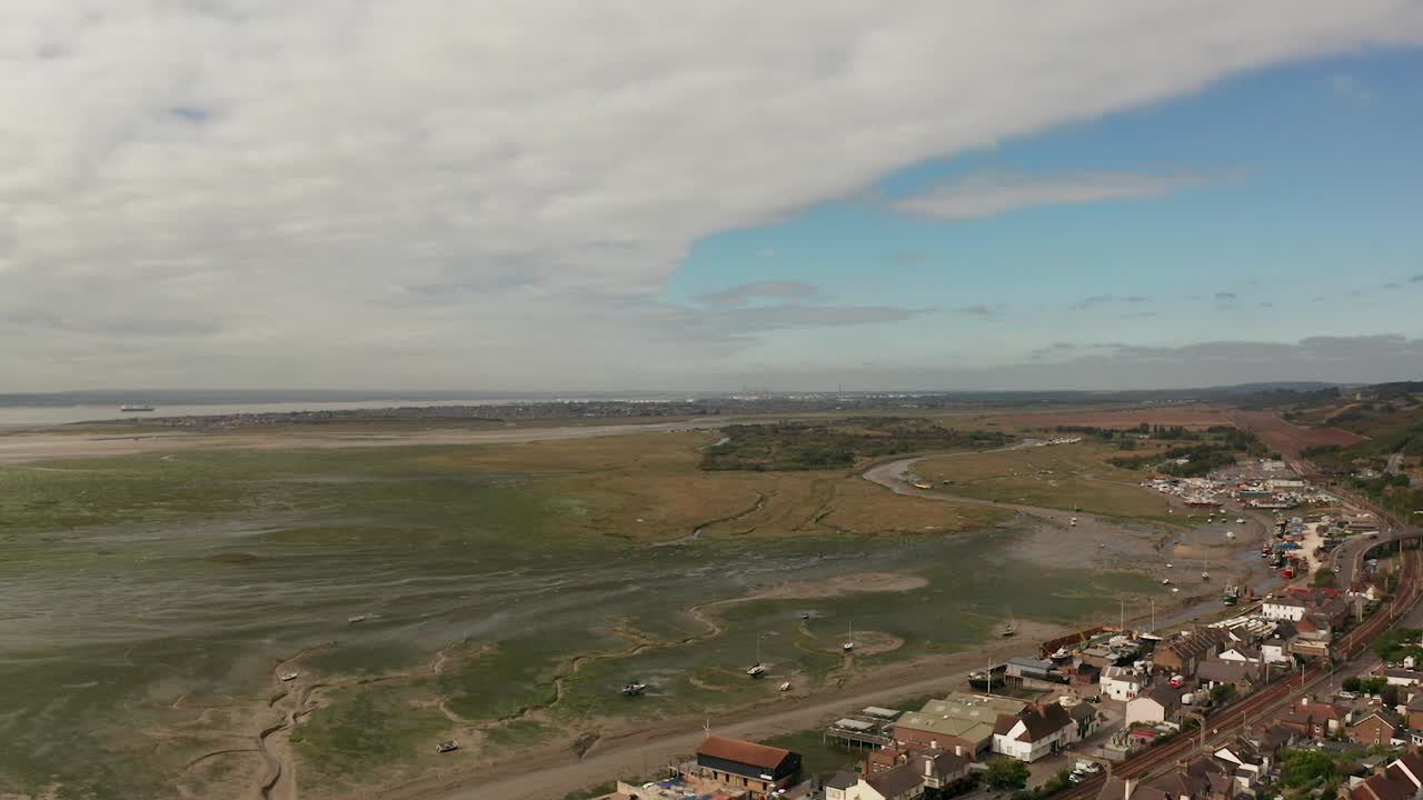 toma aérea desde casas hasta pantanos sobre el antiguo pueblo pesquero de leigh leigh en el mar mostrando arroyos pantanos tejados de astilleros barcos amarrados y negocios en el muelle 50fps mavic 2 pro