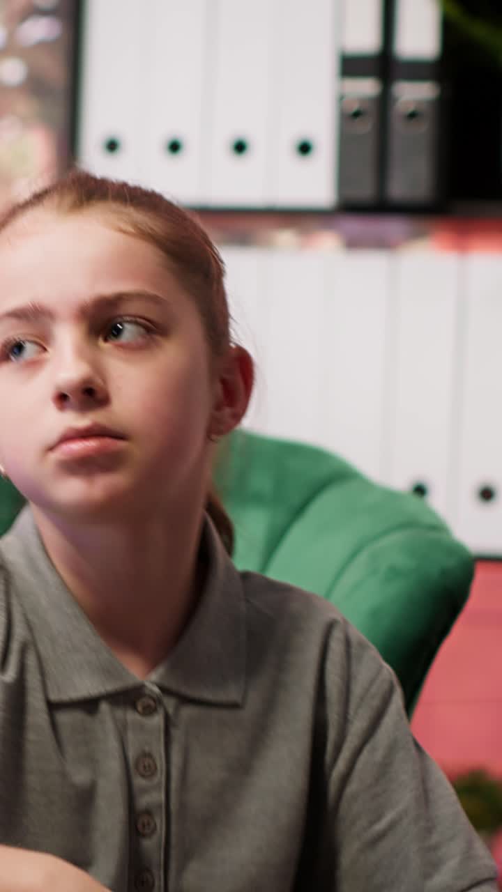 Giovane ragazza che tiene una matita e guarda attentamente