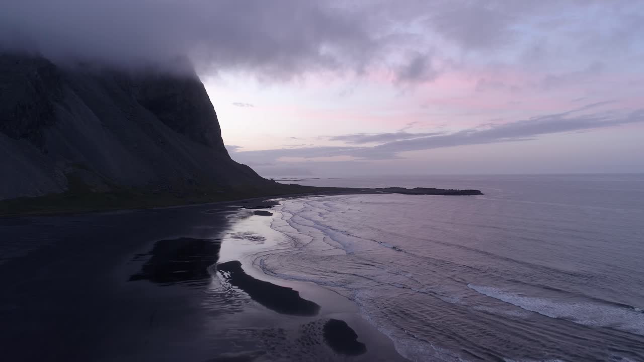 la dramática costa islandesa al atardecer