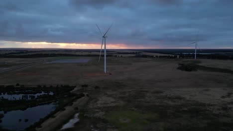 Windräder-Drehen-Sich-In-Der-Abenddämmerung,-Esperance-Gebiet-In-Westaustralien