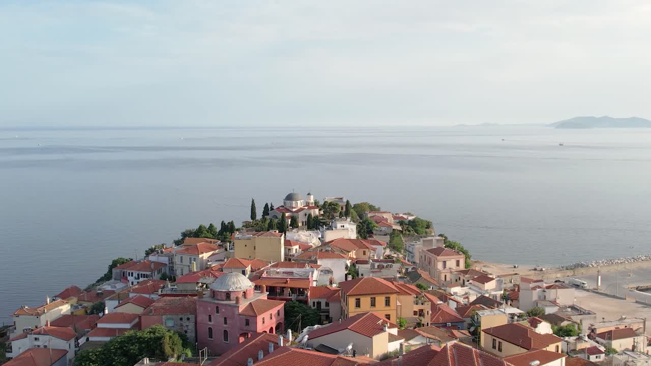 Ripresa cinematografica con drone in dolly della Città Vecchia di Panagia, Kavala, Grecia, e del Mar Egeo.