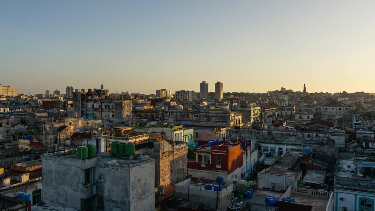 Time lapse aereo del quartiere residenziale nella Vecchia L'Avana, Capitale di Cuba, durante un tramonto nuvoloso e colorato.