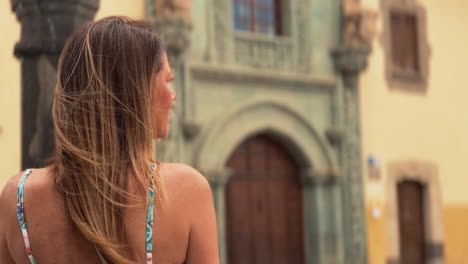 tourist looking at the historic casa de colon in las palmas de gran canaria