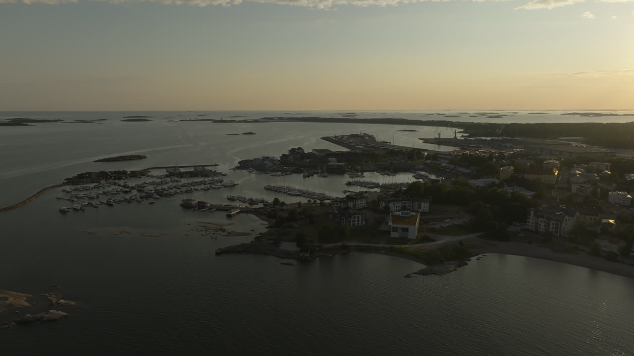 Imagem panorâmica de grande angular de drone da Marina de Hanko e arquitetura costeira ao crepúsculo.