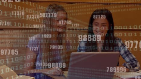 procesamiento de datos de codificación binaria contra dos estudiantes caucásicas que usan una computadora portátil