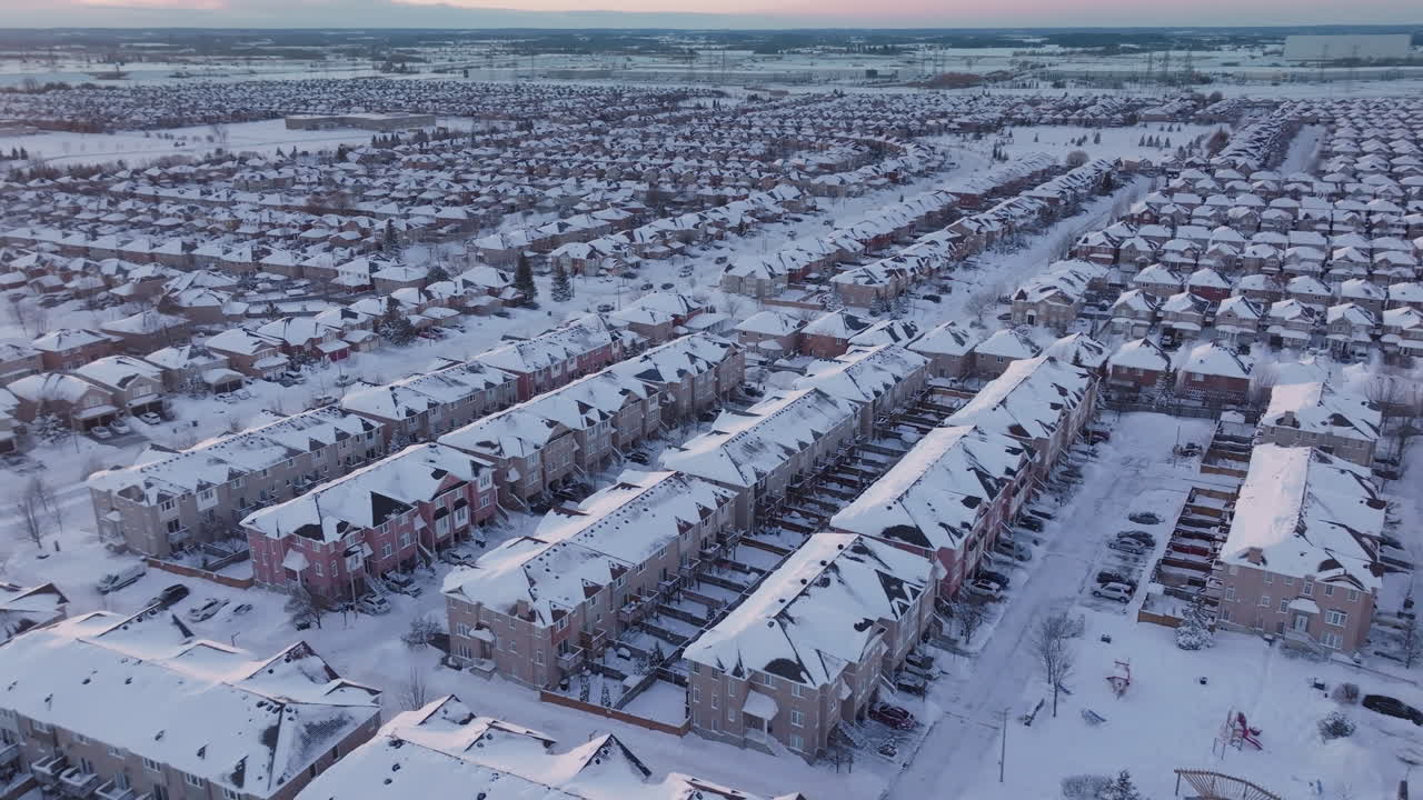 Заснеженные пригородные дома в Миссиссаге зимой.