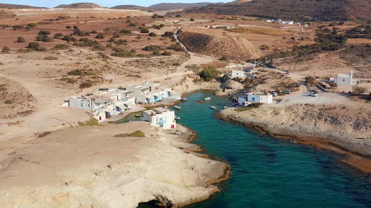 casas de cabañas de pueblo de pescadores de milos, drone dolly fuera disparado en el destino de viaje griego